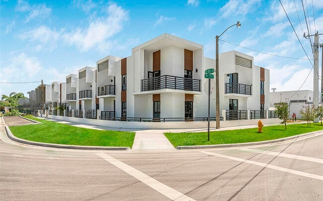 Building Photo - 16955 SW 100th Ave Unit 1-01