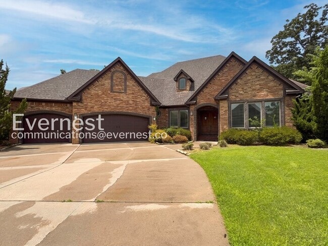 Building Photo - Gorgeous 4 Bed, 5 Bath Home with Pool and Garage / Available Now!
