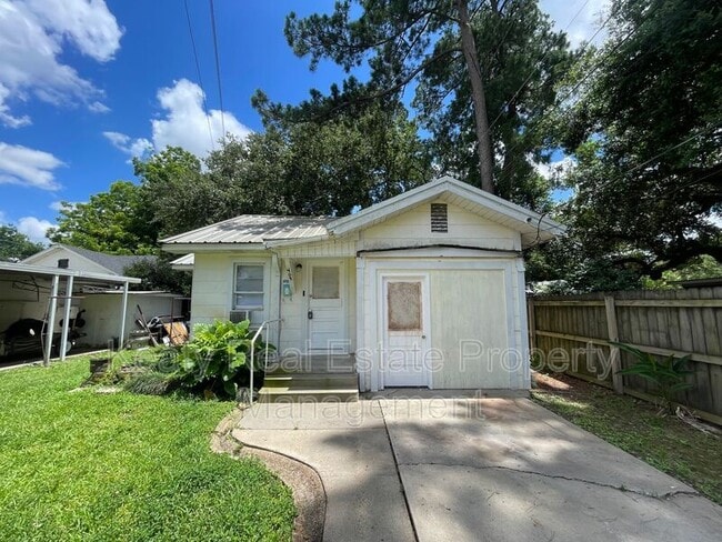 Building Photo - 409 Silkwood St