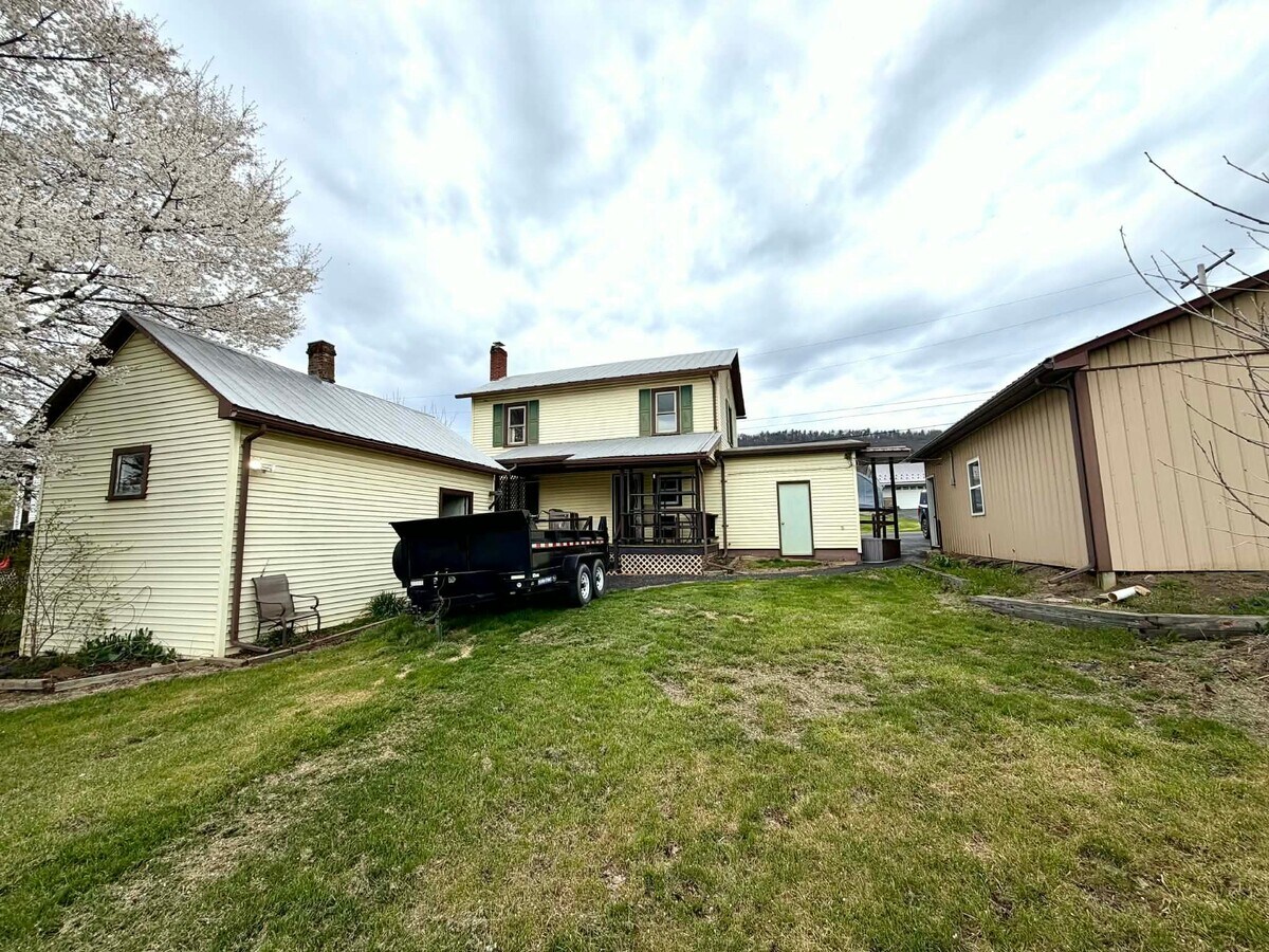 Photo - 327 W Plum St