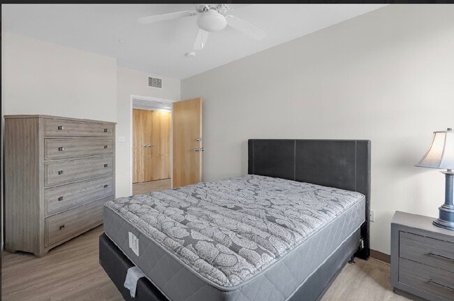 Photo - 139 N Barksdale St Unidad 103