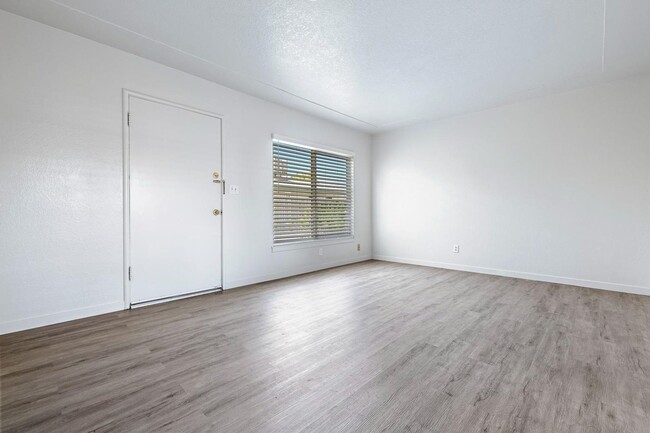 Photo - 2044-2046 Mayfair Dr W Unit Advertising