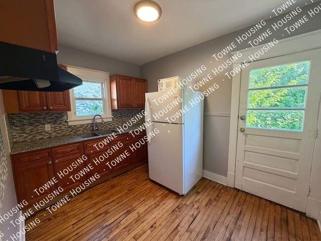 Photo - 37 Holmes St Unit Back Upper