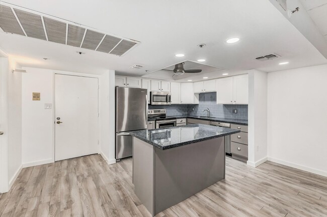 Photo - 7950 E Camelback Rd Unidad 305