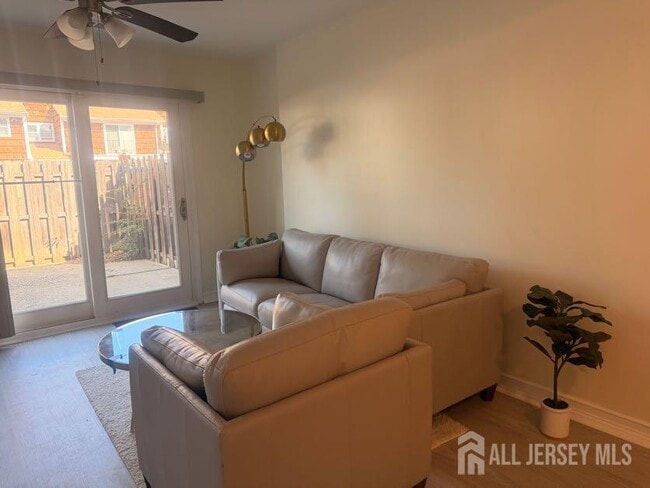 Photo - 614 W 8th St