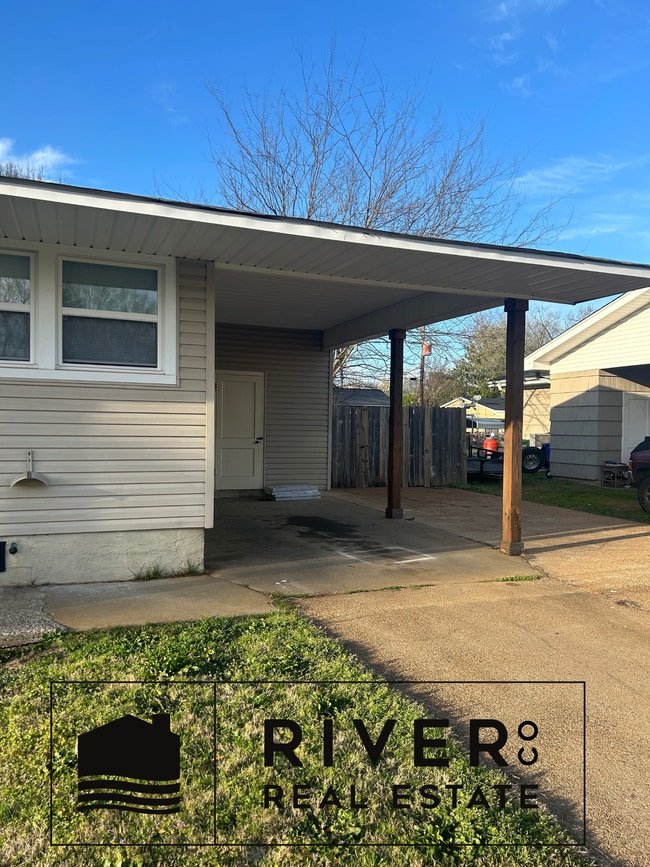 Photo - 520 W Collier Ave