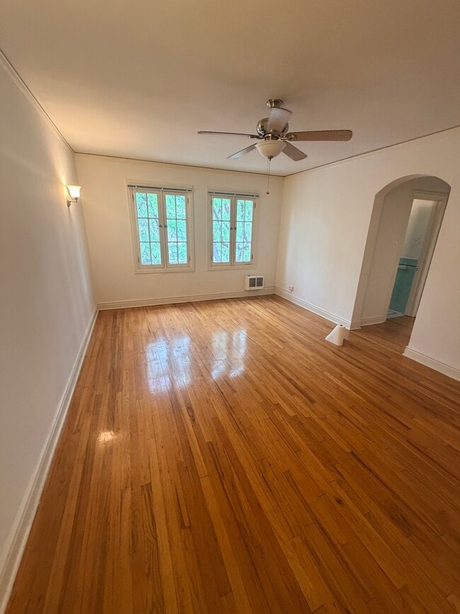 Building Photo - The Gardenia Unit 10