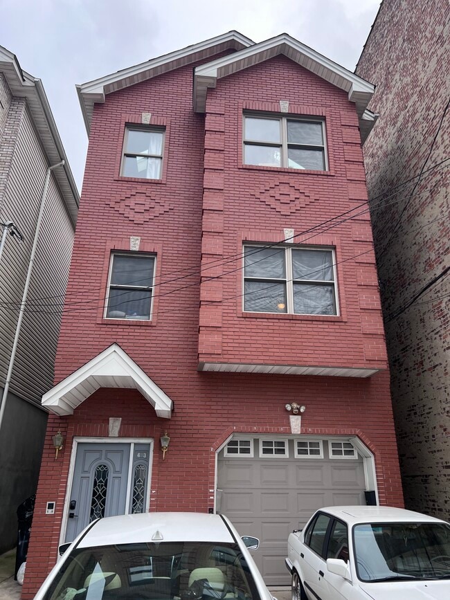 Building Photo - 43 Ravine Ave Unit #1