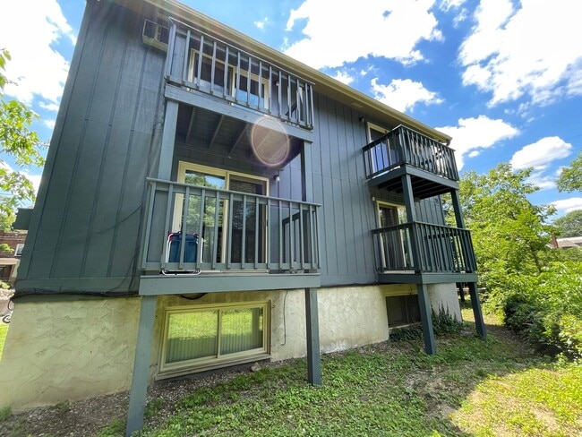 Building Photo - 2024 Summit St Unit 1