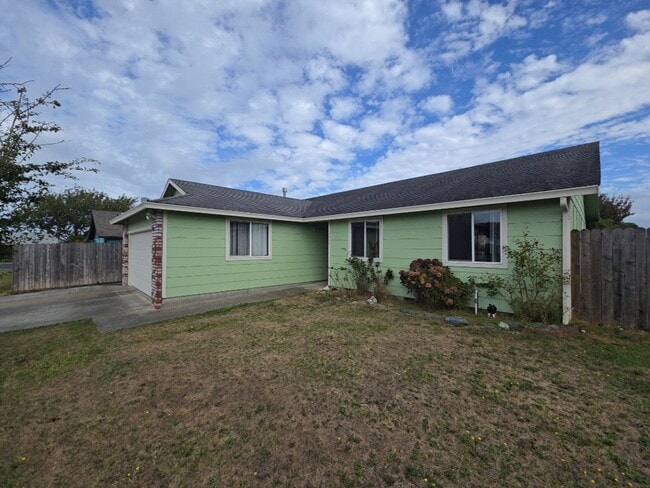 Building Photo - 3BD/2BA McKinleyville home features ample ...