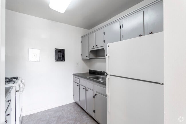 1 BR, 1 BA - 685 SF - Riverside Plaza Apartments