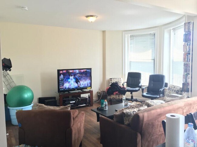 Building Photo - NO BROKER FEE! BRIGHTON 3 BED/1.5 BATH WITH C AND D LINE ACCESS - CENTRAL AIR
