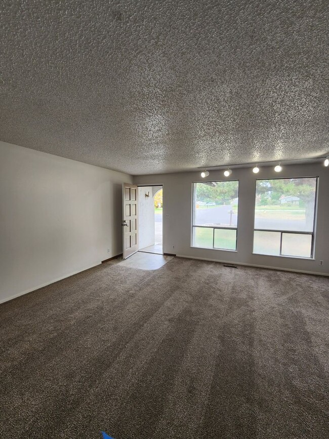 6104 W Walnut St Unit a