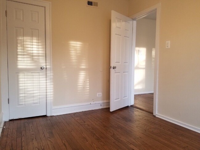 Photo - 829 Dobson St