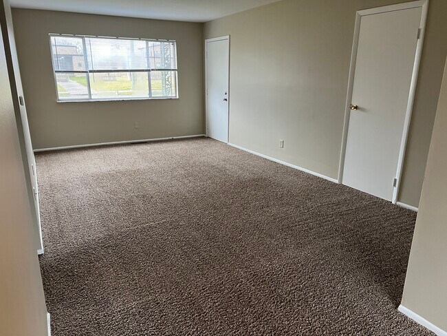 Photo - 2212 Nuttman Ave