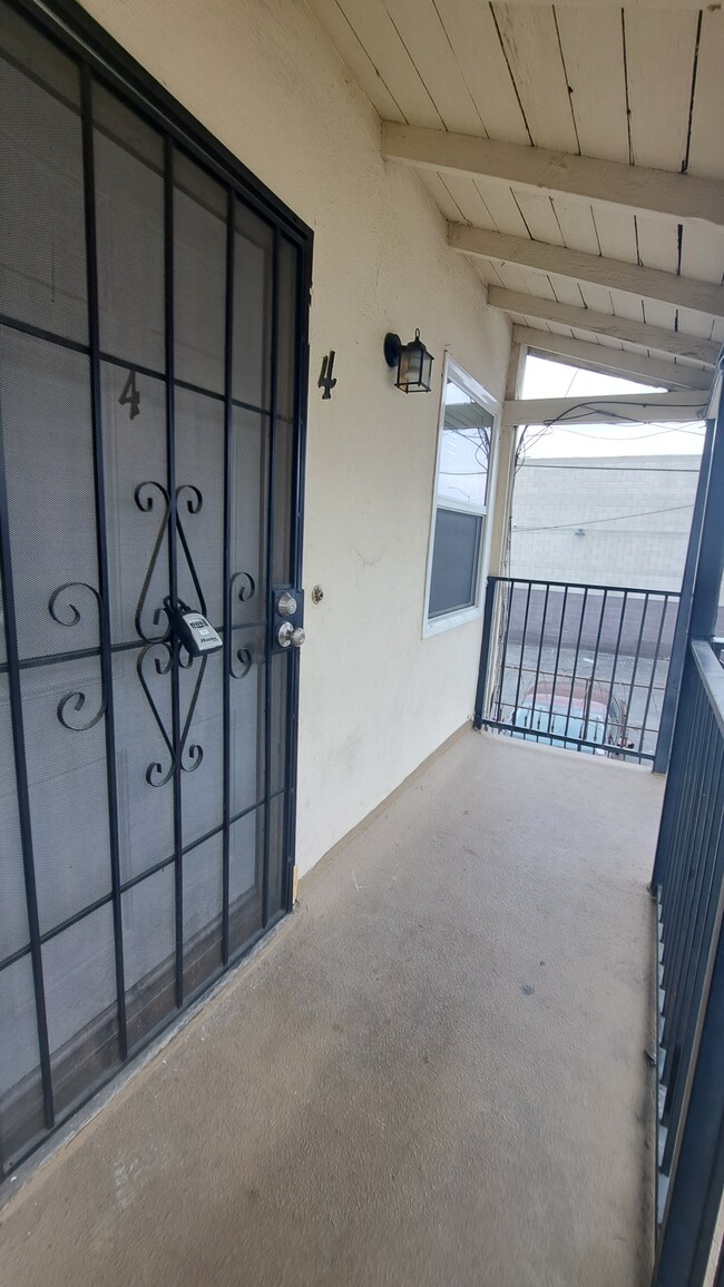 Building Photo - 115 E Tamarack Ave Unit 4