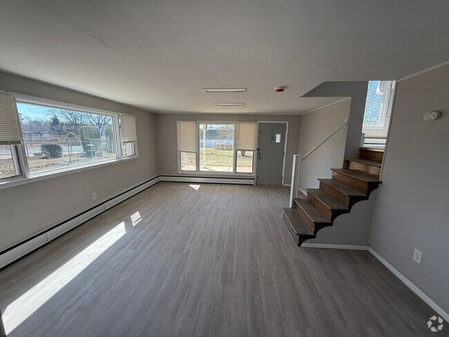 Building Photo - Townhome features 3 bedrooms and 2 bathroo...