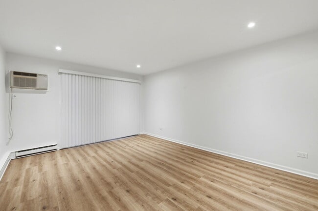 Photo - 850 E Old Willow Rd