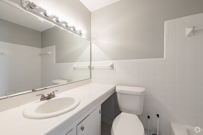 1BR, 1BA - 550 SF - Bathroom