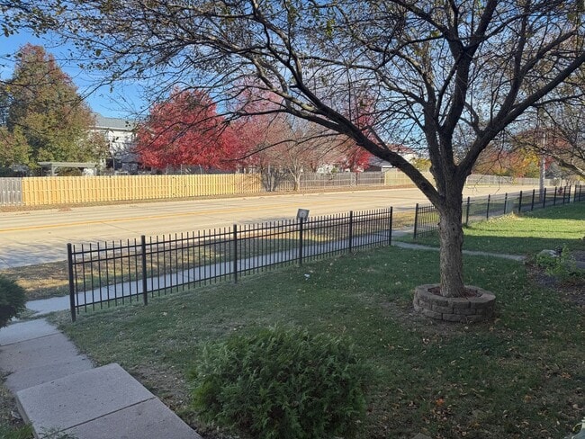 Photo - Beautiful 3B 2.5 bathroom townhouse in Normal