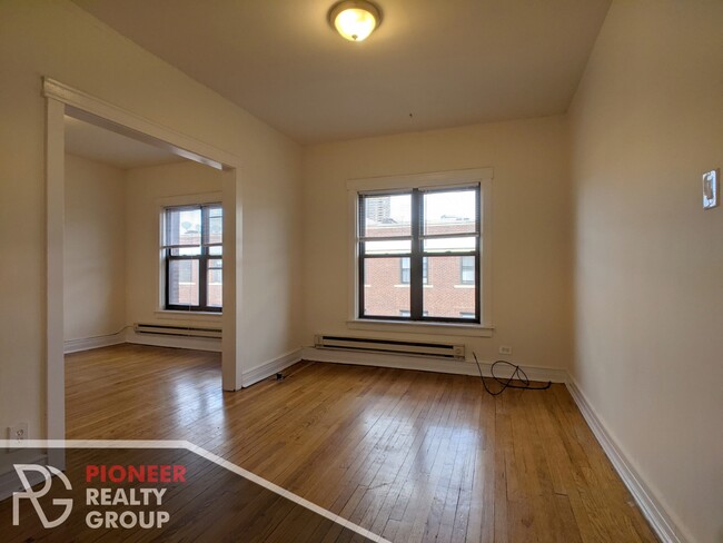 Photo - 822 W Waveland Ave Apartments Unit 827-3N