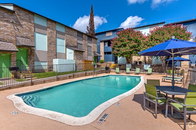 Piscina - Abode Apartment Homes