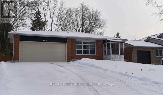 Photo - 323 Centre St