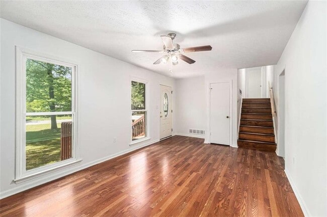 Photo - 240 Wellington Dr