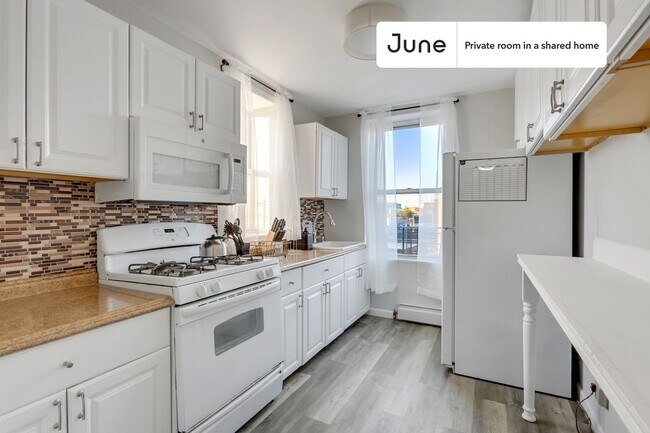 Room in Shared 3 bed/1 bath home in Ridgewood