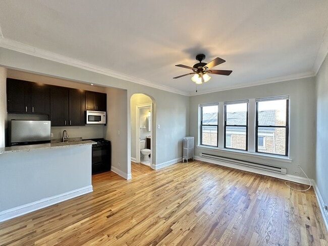 Building Photo - 4640 N Paulina St Unit J02P