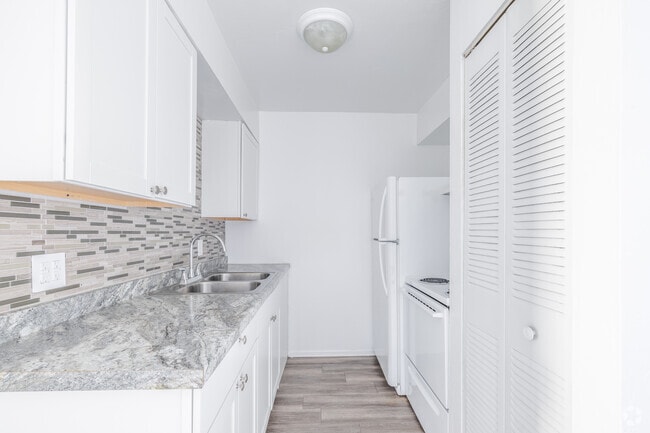 1BR, 1BA - 600SF Kitchen
