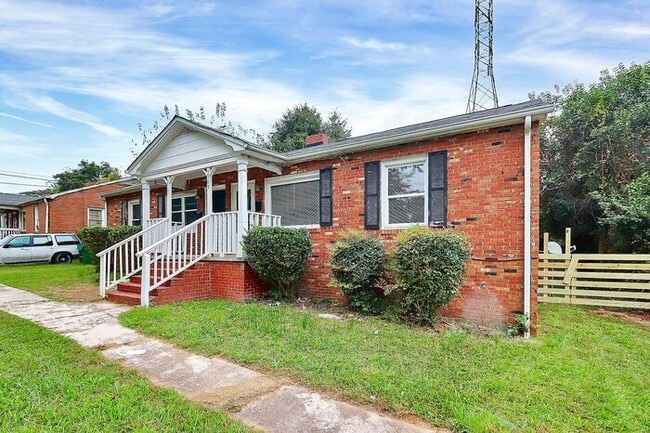 Photo - Charming 2BD/1BA Duplex Off West Blvd