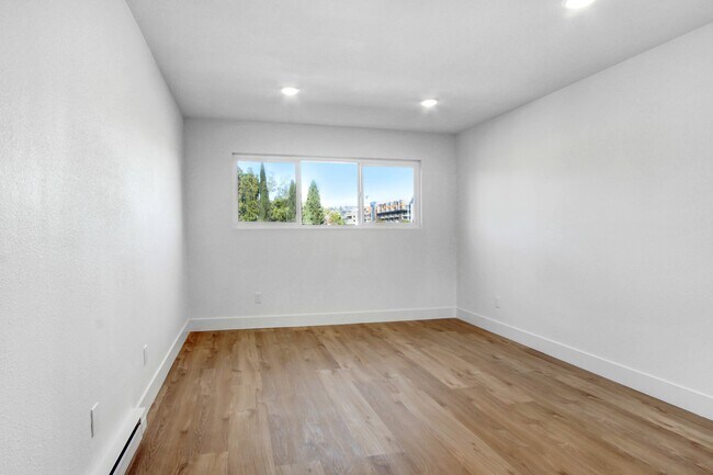 Photo - 930 N Martel