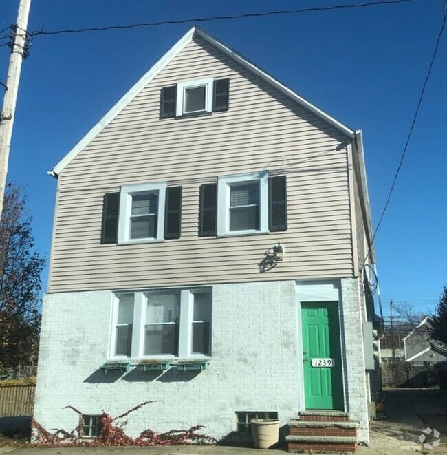 Building Photo - 1239 W 67th St Unit 1239 W 67th Street - Back Rental