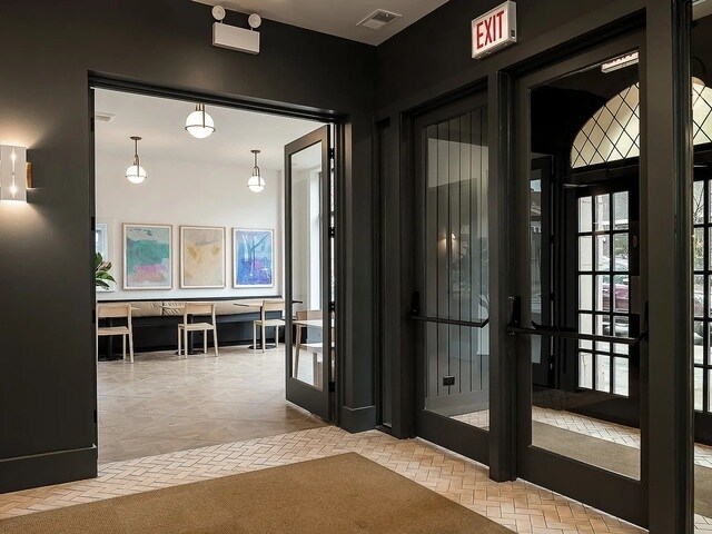 Photo - 1650 W Roscoe St