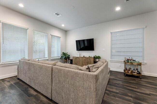 Photo - 5725 White Magnolia St.