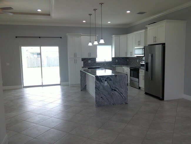 Photo - 310 SW Becker Rd