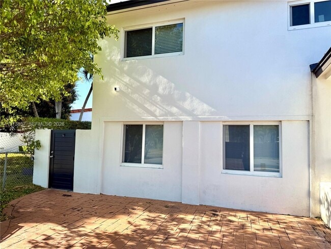 Building Photo - 8301 SW 19th St Unit ADU