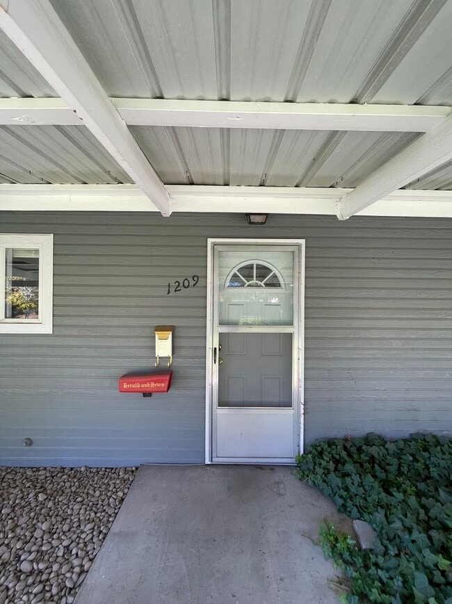 Building Photo - Hard to find 2 bdrm, 1.5 bath unit with wa...