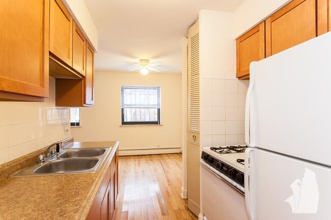 Building Photo - 1 bedroom in Chicago IL 60657 Rental