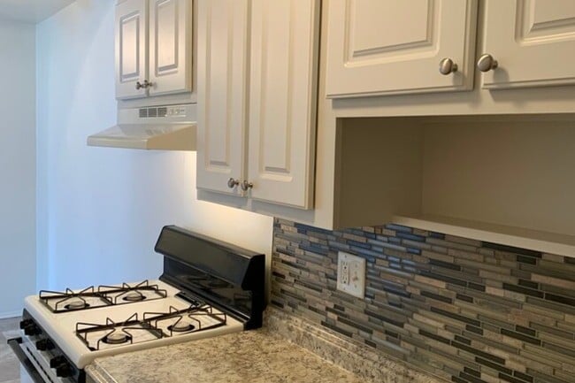 Photo - Oakland Mall Apartments