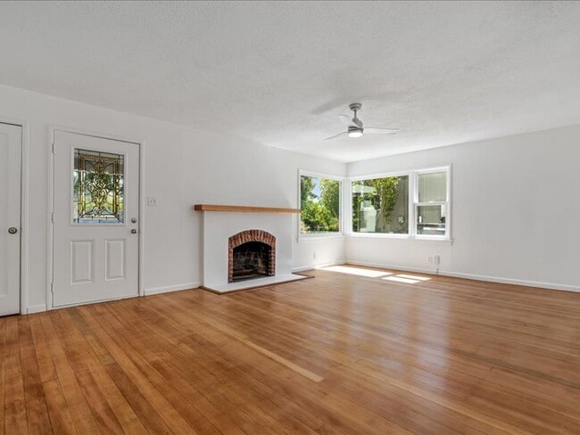 Photo - 827 University Ave