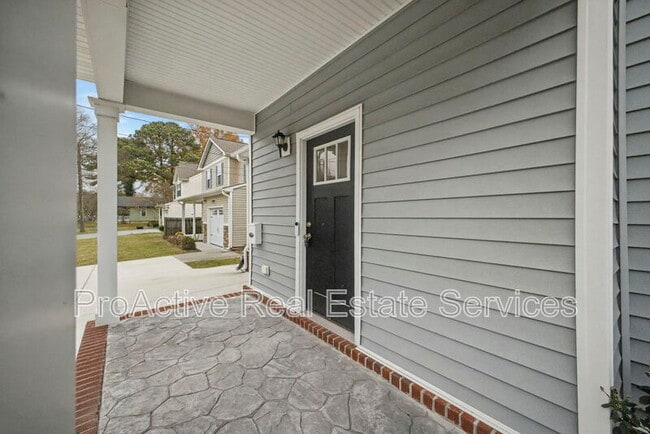 Photo - 3026 Peronne Ave