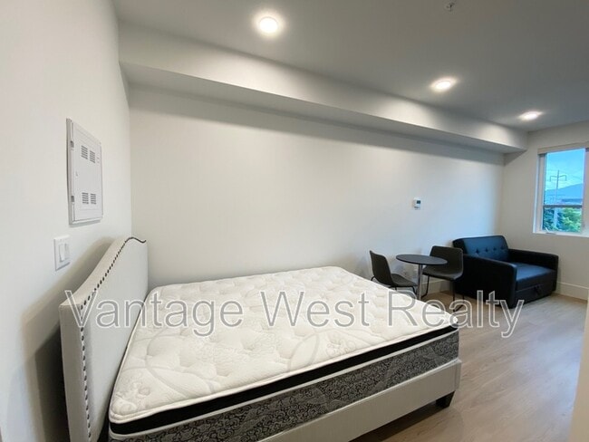 Photo - 720-720 K. L. O. Rd