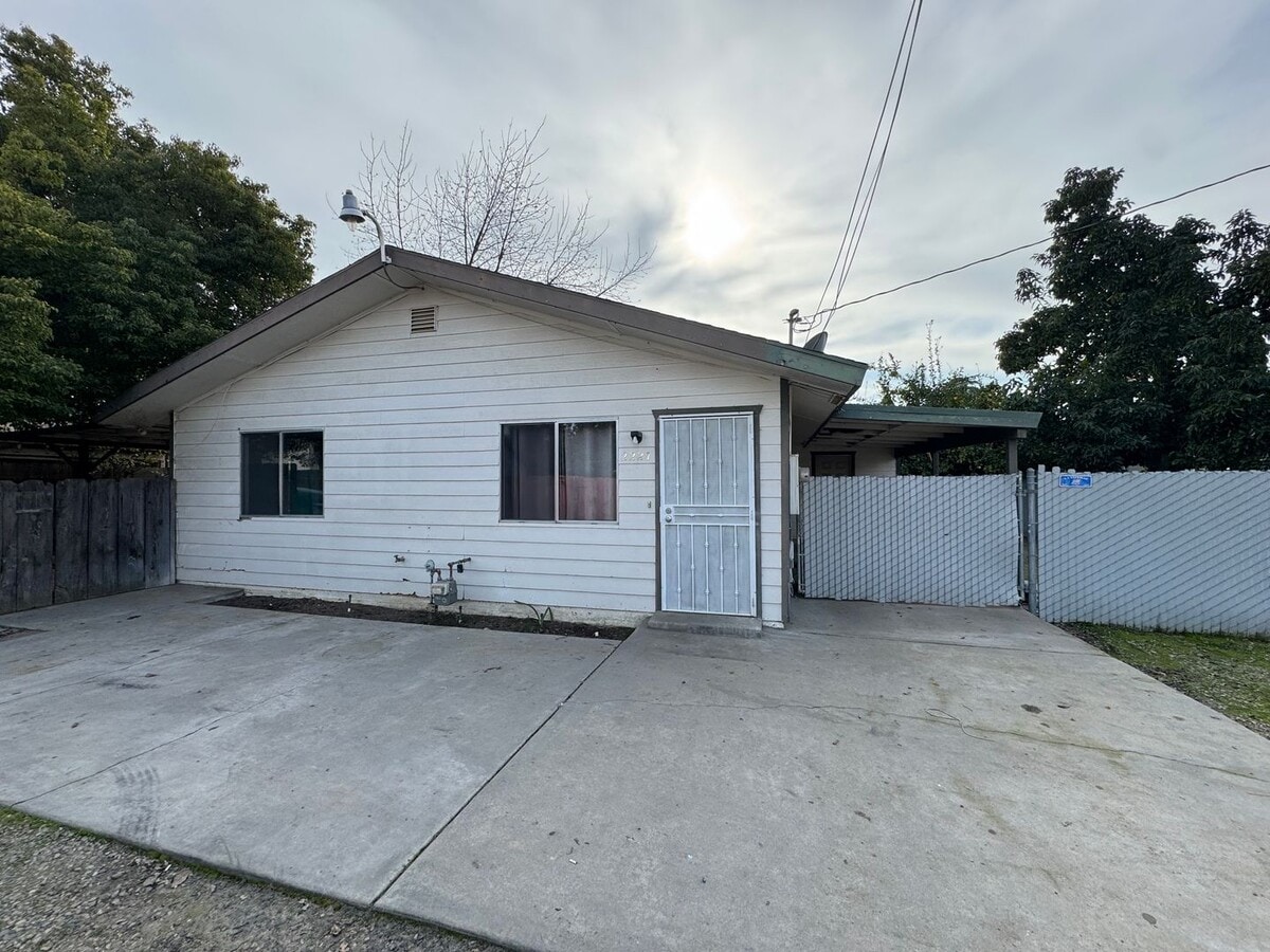 Comfortable 2-Bedroom Home in a Prime Reedley Location! - Comfortable 2-Bedroom Home in a Prime Reedley Location!