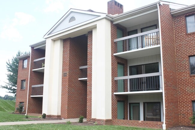 Building Photo - Madison Manor Condo for Rent! 3 Bedrooms 2 Baths.