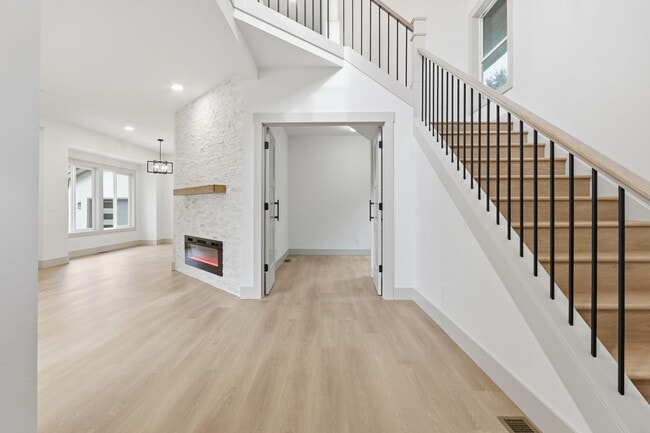 Photo - 437 NE Fargo St