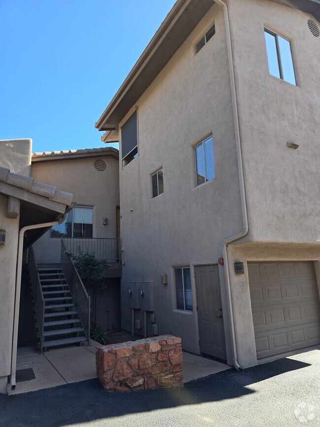 Building Photo - Unfurnished, 1-Year Long-Term Rental Unit 6