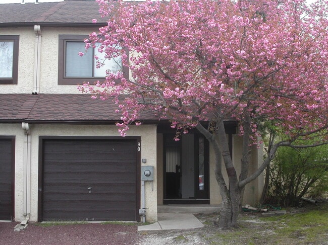 Building Photo - 90-95 5 Crown Royal Cir