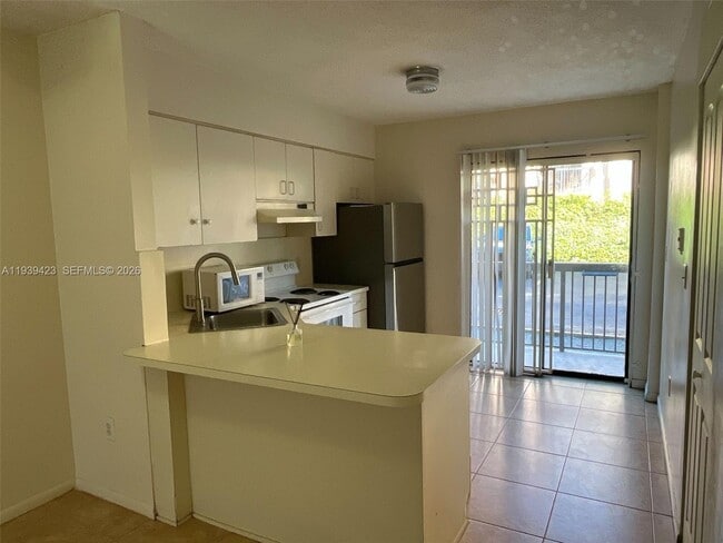 Photo - 5300 W 21st Ct Unidad 112